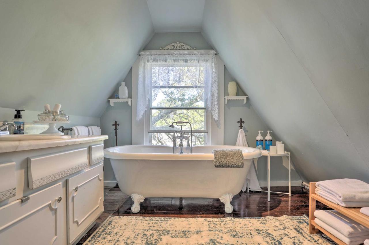 Coastal, Walkable Home In Historic Southport! Exterior photo